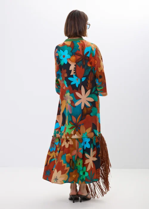 Długa sukienka maxi w kolorowy kwiatowy print z falbaną i rękawem 3/4. Zwiewny model zapinany na guziki idealny do stylizacji boho, miejskich outfitów i wakacyjnego looku premium.