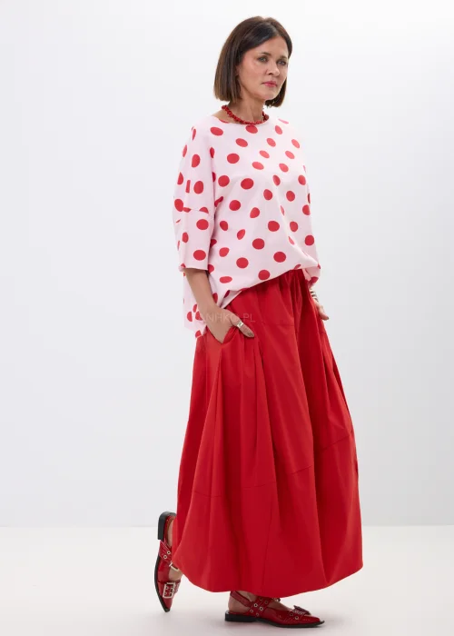 Czerwona spódnica bombka midi o luźnym fasonie z dekoracyjnymi przeszyciami i wysokim stanem. Nowoczesny model w stylu casual chic idealny do wzorzystych koszul, sandałów i miejskich stylizacji.