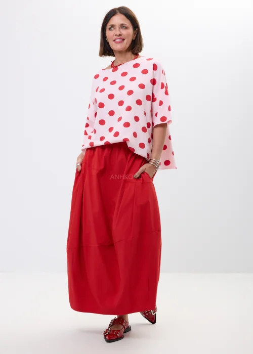 Czerwona spódnica bombka midi o luźnym fasonie z dekoracyjnymi przeszyciami i wysokim stanem. Nowoczesny model w stylu casual chic idealny do wzorzystych koszul, sandałów i miejskich stylizacji.