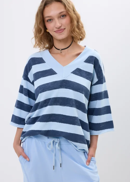 Bluzka oversize w niebiesko-granatowe pasy z dekoltem V i rękawem 3/4. Casualowy model w marynistycznym stylu idealny do codziennych stylizacji.