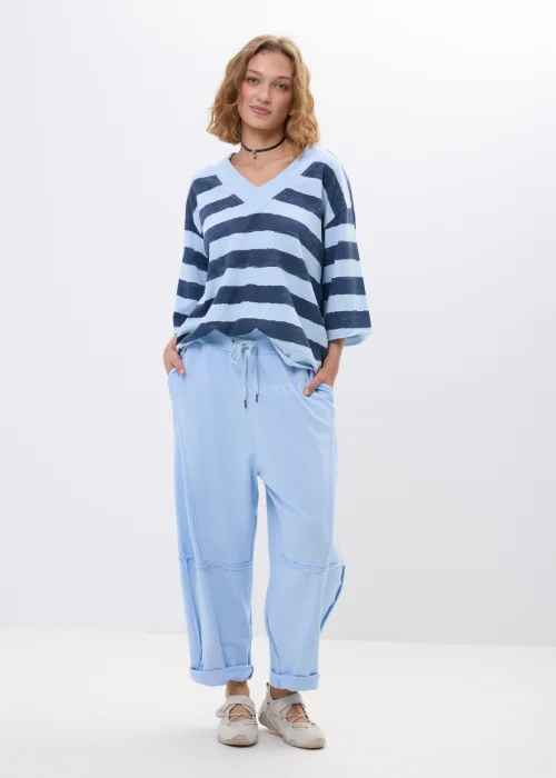 Bluzka oversize w niebiesko-granatowe pasy z dekoltem V i rękawem 3/4. Casualowy model w marynistycznym stylu idealny do codziennych stylizacji.