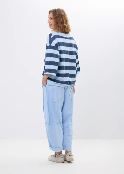 Bluzka oversize w niebiesko-granatowe pasy z dekoltem V i rękawem 3/4. Casualowy model w marynistycznym stylu idealny do codziennych stylizacji.