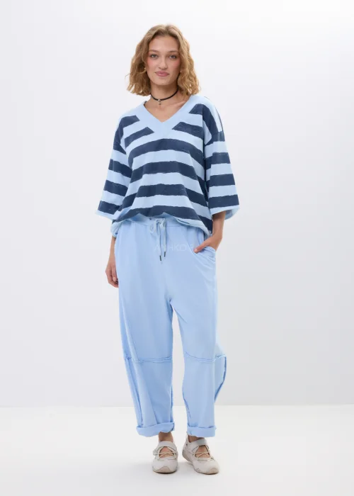 Bluzka oversize w niebiesko-granatowe pasy z dekoltem V i rękawem 3/4. Casualowy model w marynistycznym stylu idealny do codziennych stylizacji.