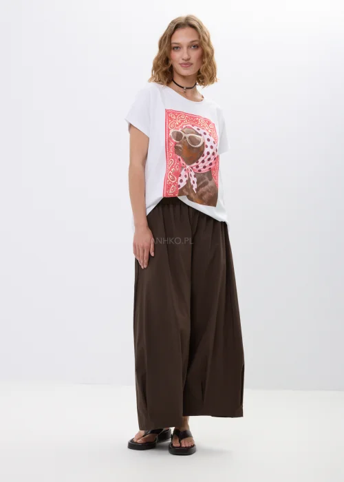 Biały T-shirt oversize z kolorowym nadrukiem psa w okularach i apaszce. Oryginalny model, który dodaje stylizacjom modnego charakteru.