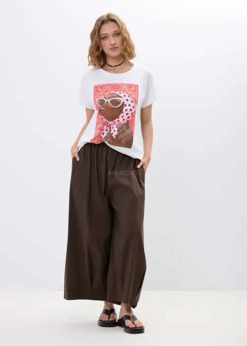 Biały T-shirt oversize z kolorowym nadrukiem psa w okularach i apaszce. Oryginalny model, który dodaje stylizacjom modnego charakteru.