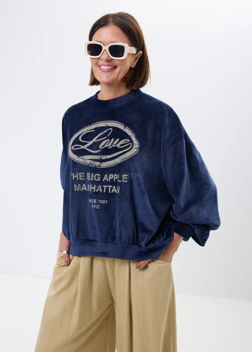 Granatowa welurowa bluza damska oversize z nadrukiem „Love The Big Apple Manhattan”, długie rękawy, casualowy streetwearowy styl