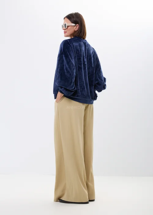 Granatowa welurowa bluza damska oversize z nadrukiem „Love The Big Apple Manhattan”, długie rękawy, casualowy streetwearowy styl