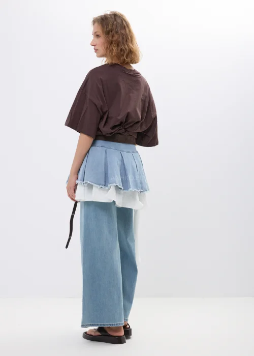 Bluzka damska w kolorze czekoladowego brązu o luźnym oversize’owym fasonie z krótkim, szerokim rękawem i okrągłym dekoltem. Minimalistyczny model basic, idealny do codziennych stylizacji.