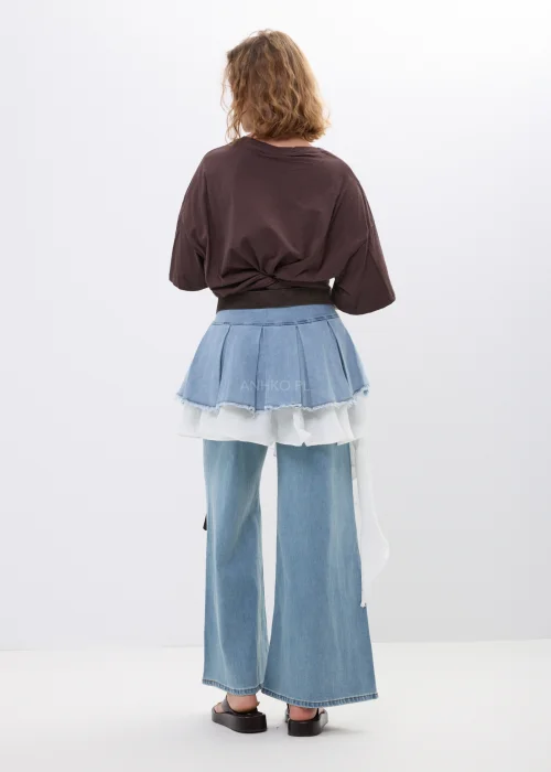 Bluzka damska w kolorze czekoladowego brązu o luźnym oversize’owym fasonie z krótkim, szerokim rękawem i okrągłym dekoltem. Minimalistyczny model basic, idealny do codziennych stylizacji.