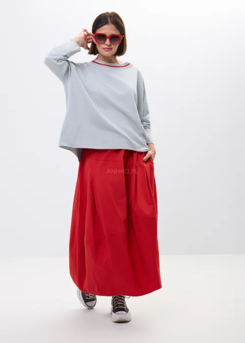 Szara bluza oversize z ozdobnym prążkowanym dekoltem i czerwonym akcentem. Luźny fason z długim rękawem, idealny do codziennych stylizacji.