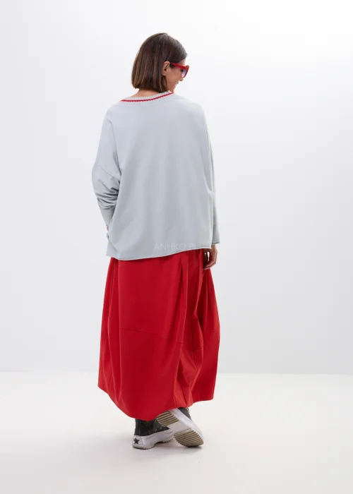 Szara bluza oversize z ozdobnym prążkowanym dekoltem i czerwonym akcentem. Luźny fason z długim rękawem, idealny do codziennych stylizacji.