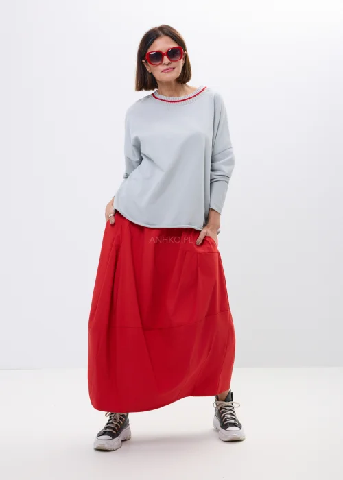 Szara bluza oversize z ozdobnym prążkowanym dekoltem i czerwonym akcentem. Luźny fason z długim rękawem, idealny do codziennych stylizacji.