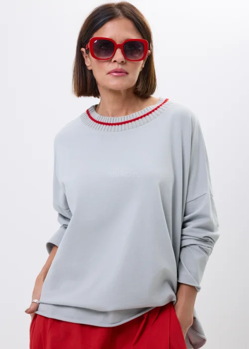 Szara bluza oversize z ozdobnym prążkowanym dekoltem i czerwonym akcentem. Luźny fason z długim rękawem, idealny do codziennych stylizacji.