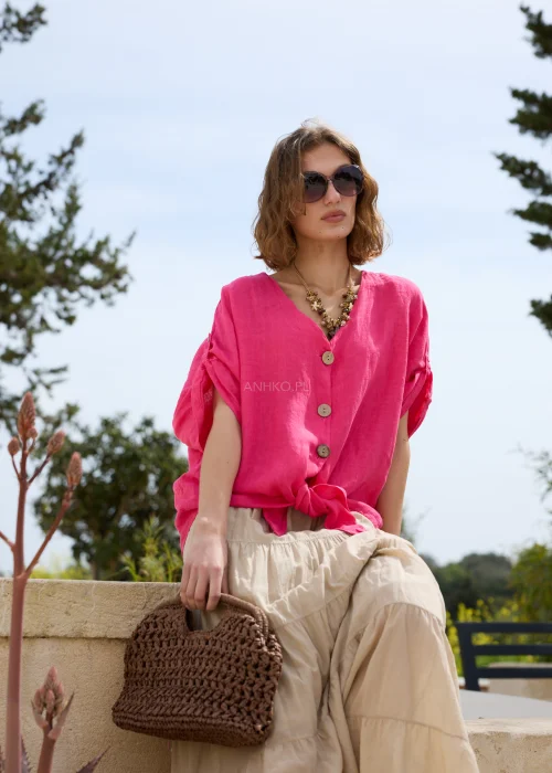 Lniana bluzka damska w kolorze magenta z wiązaniem u dołu, dekoltem V i luźnym krojem. Lekki, przewiewny model idealny do letnich i casualowych stylizacji.