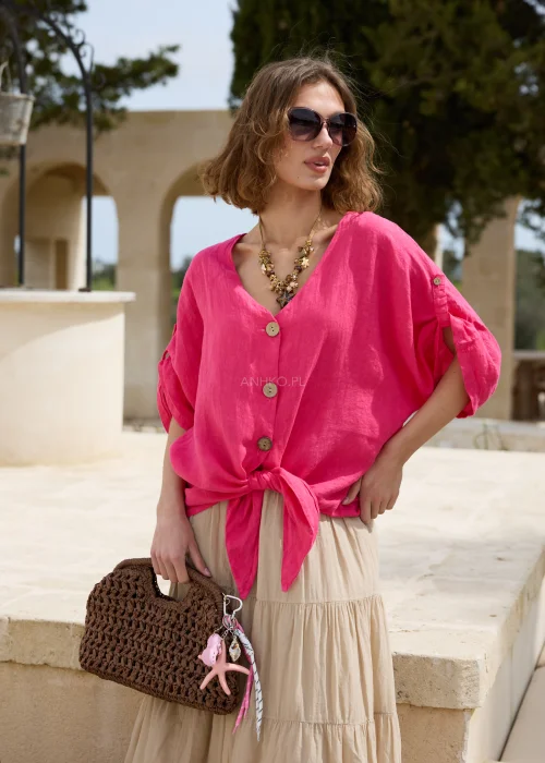 Lniana bluzka damska w kolorze magenta z wiązaniem u dołu, dekoltem V i luźnym krojem. Lekki, przewiewny model idealny do letnich i casualowych stylizacji.
