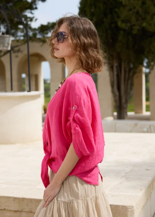 Lniana bluzka damska w kolorze magenta z wiązaniem u dołu, dekoltem V i luźnym krojem. Lekki, przewiewny model idealny do letnich i casualowych stylizacji.