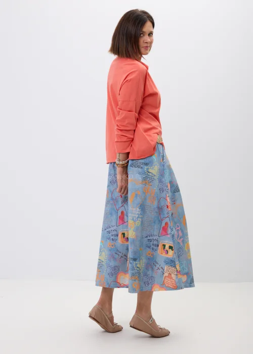 Rozkloszowana spódnica maxi w niebieskim kolorze z artystycznym printem, napisami i kolorowymi grafikami. Zwiewny fason oraz szeroki krój nadają stylizacji oryginalnego, miejskiego charakteru.