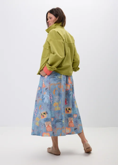 Rozkloszowana spódnica maxi w niebieskim kolorze z artystycznym printem, napisami i kolorowymi grafikami. Zwiewny fason oraz szeroki krój nadają stylizacji oryginalnego, miejskiego charakteru.