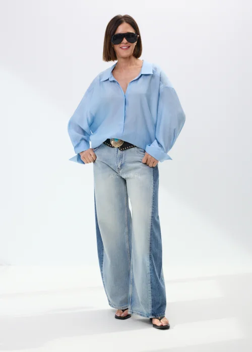 Niebieska damska koszula oversize z długim rękawem i kołnierzykiem, lekka elegancka bluzka w błękitnym kolorze do codziennych stylizacji.