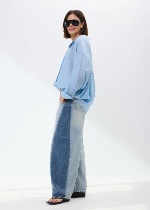 Niebieska damska koszula oversize z długim rękawem i kołnierzykiem, lekka elegancka bluzka w błękitnym kolorze do codziennych stylizacji.