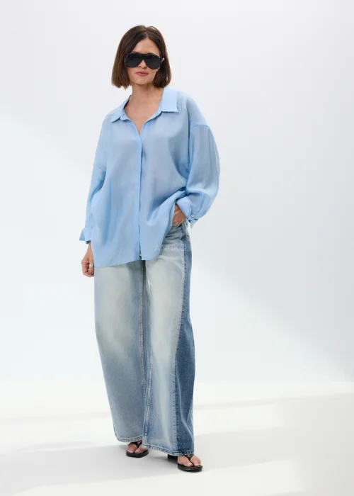 Niebieska damska koszula oversize z długim rękawem i kołnierzykiem, lekka elegancka bluzka w błękitnym kolorze do codziennych stylizacji.