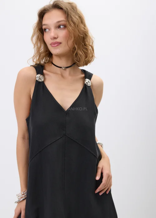 Czarna sukienka maxi na szerokich ramiączkach z ozdobnymi aplikacjami przy ramionach. Zwiewny fason z dekoltem V tworzy elegancką i ponadczasową stylizację.