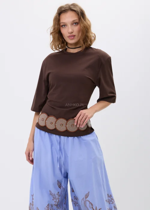 Bluzka damska w kolorze czekoladowego brązu o luźnym oversize’owym fasonie z krótkim, szerokim rękawem i okrągłym dekoltem. Minimalistyczny model basic, idealny do codziennych stylizacji.