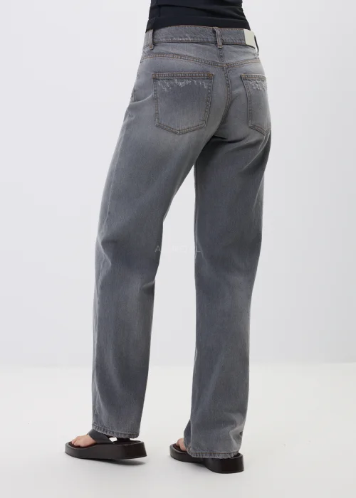 Szare jeansy damskie z szeroką nogawką, modne spodnie denim z wysokim stanem i delikatnymi przetarciami do codziennych stylizacji.