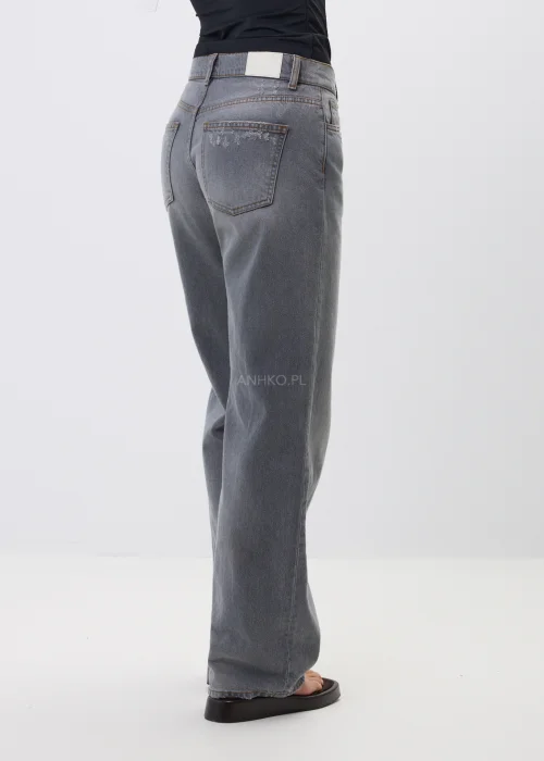 Szare jeansy damskie z szeroką nogawką, modne spodnie denim z wysokim stanem i delikatnymi przetarciami do codziennych stylizacji.