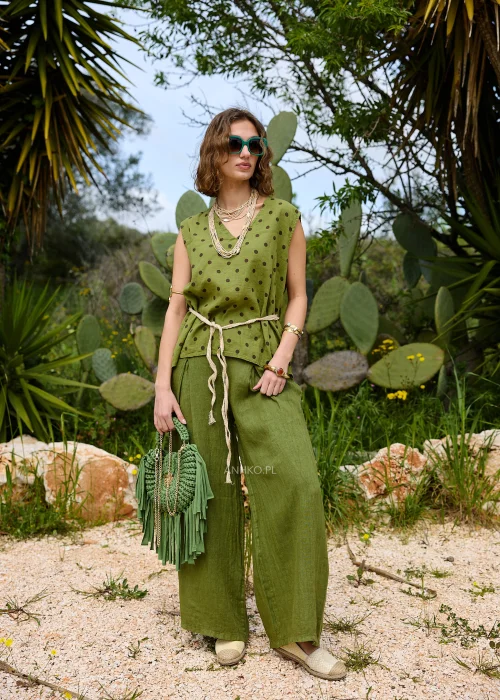 Khaki komplet lniany damski składający się z bluzki bez rękawów w groszki i szerokich spodni. Naturalna tkanina oraz swobodny fason tworzą wygodną stylizację w stylu boho i casual.