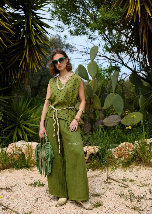 Khaki komplet lniany damski składający się z bluzki bez rękawów w groszki i szerokich spodni. Naturalna tkanina oraz swobodny fason tworzą wygodną stylizację w stylu boho i casual.