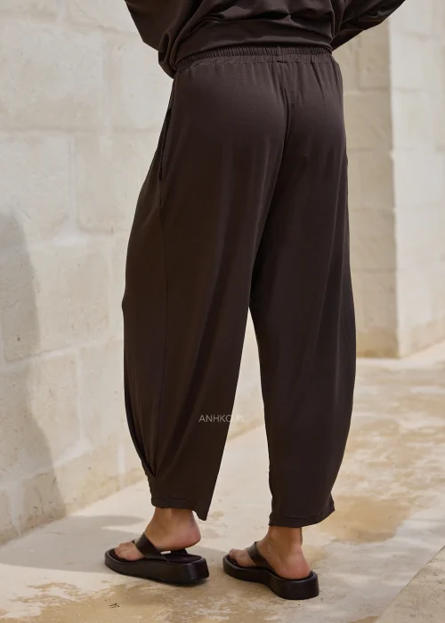Eleganckie brązowe spodnie damskie z miękko układającego się materiału i gumką w pasie.