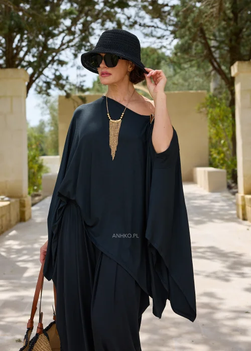 Czarna oversize’owa bluzka o asymetrycznym fasonie z efektownym dekoltem opadającym na jedno ramię. Zwiewny materiał i luźny krój tworzą elegancką, nowoczesną stylizację.