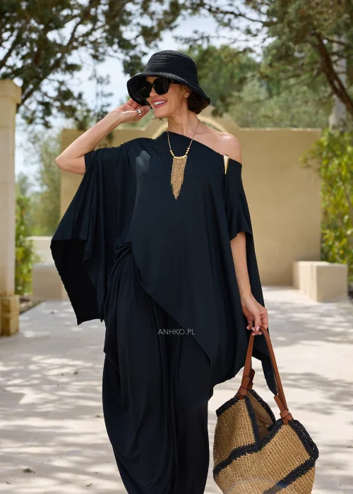 Czarna oversize’owa bluzka o asymetrycznym fasonie z efektownym dekoltem opadającym na jedno ramię. Zwiewny materiał i luźny krój tworzą elegancką, nowoczesną stylizację.