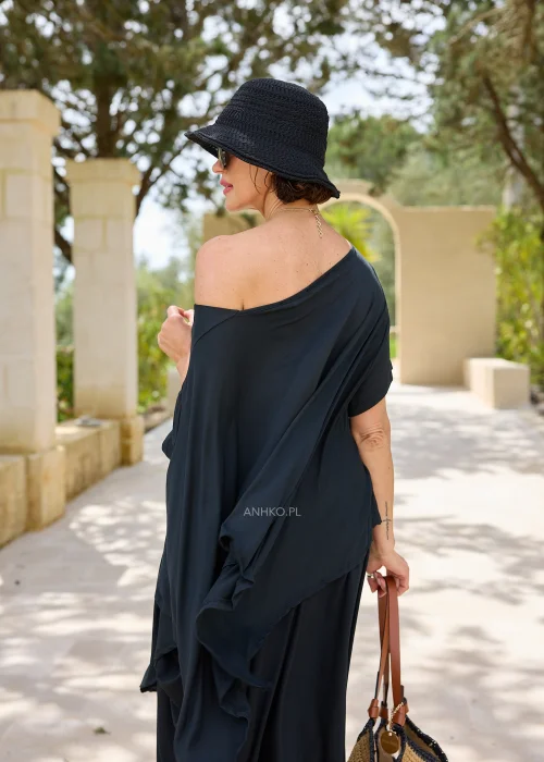 Czarna oversize’owa bluzka o asymetrycznym fasonie z efektownym dekoltem opadającym na jedno ramię. Zwiewny materiał i luźny krój tworzą elegancką, nowoczesną stylizację.