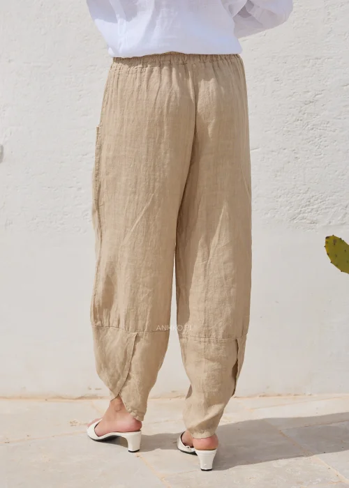 Spodnie lniane camel o swobodnym kroju z obniżoną linią nogawki i praktycznymi kieszeniami. Lekki materiał i komfortowy fason doskonale sprawdzają się w codziennych stylizacjach.