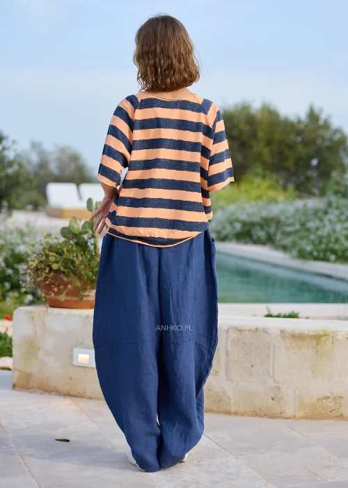 Brzoskwiniowo-granatowa bluzka damska w szerokie pasy o luźnym fasonie oversize. Wygodny model idealny do codziennych stylizacji.
