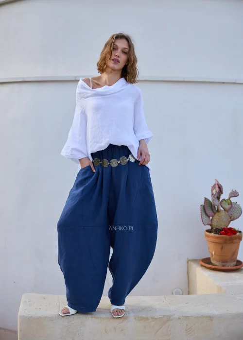 Oversize'owa bluzka lniana biała z charakterystycznym szerokim golfem i obniżoną linią ramion. Ponadczasowy model idealny do naturalnych, lekkich stylizacji.