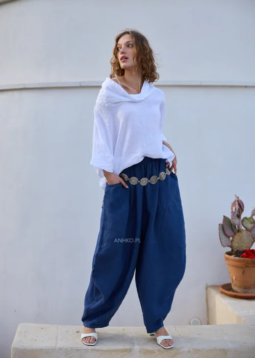 Oversize'owa bluzka lniana biała z charakterystycznym szerokim golfem i obniżoną linią ramion. Ponadczasowy model idealny do naturalnych, lekkich stylizacji.
