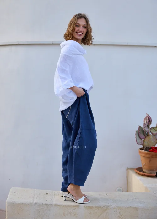 Oversize'owa bluzka lniana biała z charakterystycznym szerokim golfem i obniżoną linią ramion. Ponadczasowy model idealny do naturalnych, lekkich stylizacji.