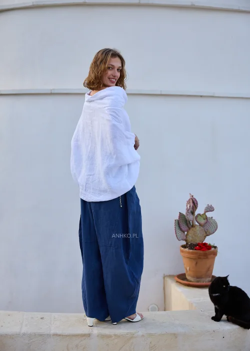 Oversize'owa bluzka lniana biała z charakterystycznym szerokim golfem i obniżoną linią ramion. Ponadczasowy model idealny do naturalnych, lekkich stylizacji.