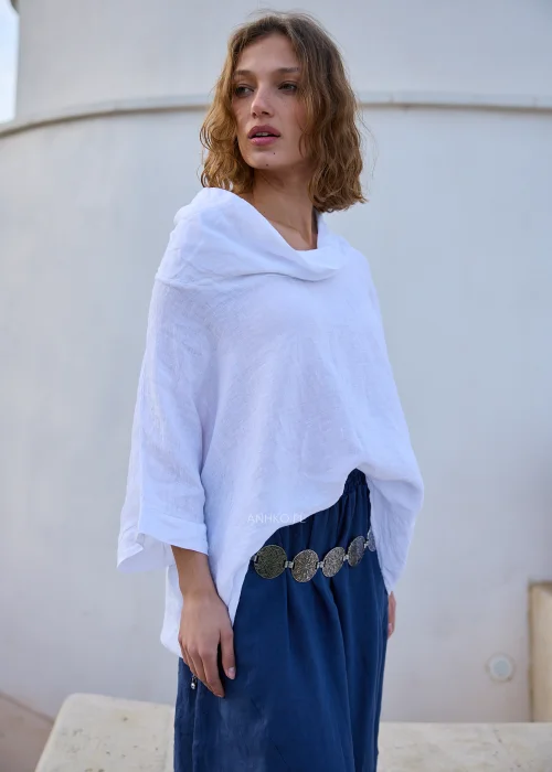 Oversize'owa bluzka lniana biała z charakterystycznym szerokim golfem i obniżoną linią ramion. Ponadczasowy model idealny do naturalnych, lekkich stylizacji.