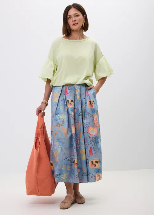 Duża materiałowa torebka shopper w koralowym kolorze z ozdobnymi chwostami i drewnianymi koralikami. Lekki, pojemny model idealny na co dzień, wakacyjne wyjazdy i swobodne stylizacje w stylu boho.