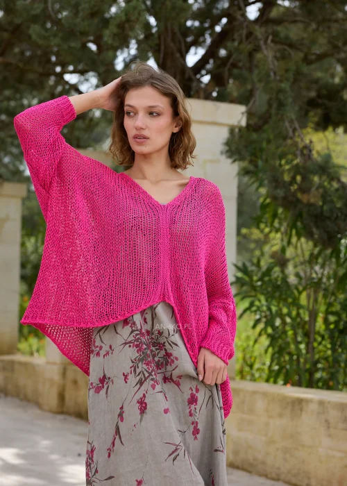 Sweter ażurowy damski w intensywnym kolorze magenta o luźnym fasonie oversize. Lekki splot i dekolt V nadają stylizacji nowoczesnego charakteru.