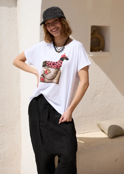 Biały T-shirt damski oversize z krótkim rękawem i ozdobnym nadrukiem torebki z pieskiem w czerwonym ubranku. Luźny fason zapewnia wygodę noszenia i doskonale sprawdza się w codziennych, casualowych stylizacjach.