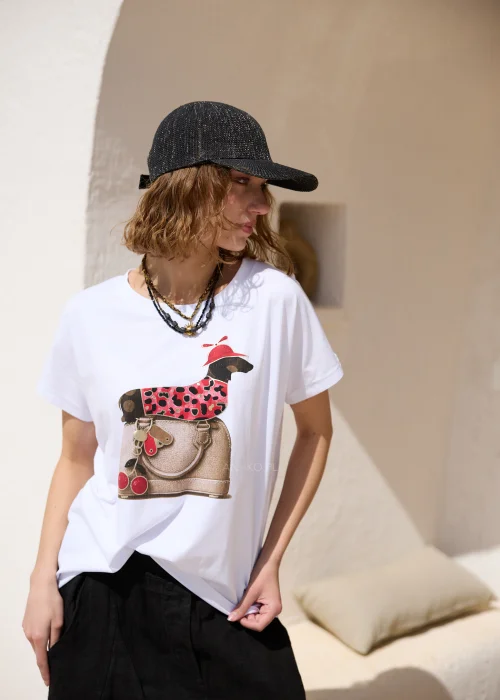 Biały T-shirt damski oversize z krótkim rękawem i ozdobnym nadrukiem torebki z pieskiem w czerwonym ubranku. Luźny fason zapewnia wygodę noszenia i doskonale sprawdza się w codziennych, casualowych stylizacjach.