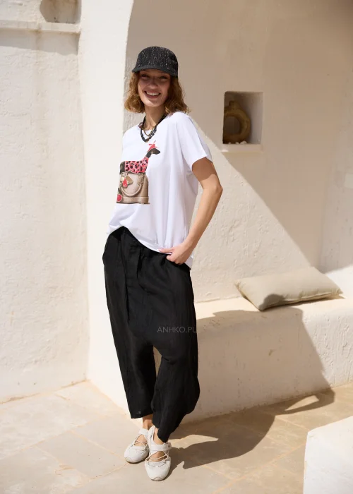 Biały T-shirt damski oversize z krótkim rękawem i ozdobnym nadrukiem torebki z pieskiem w czerwonym ubranku. Luźny fason zapewnia wygodę noszenia i doskonale sprawdza się w codziennych, casualowych stylizacjach.