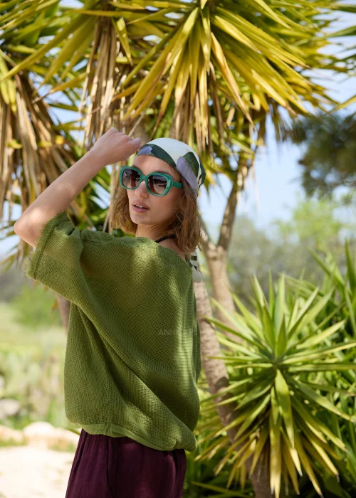Oliwkowy ażurowy sweter damski oversize z krótkim rękawem i okrągłym dekoltem. Lekki, siateczkowy splot nadaje modelowi swobodny charakter i doskonale sprawdza się w casualowych, warstwowych stylizacjach.