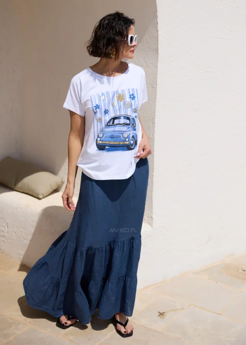 Biały T-shirt damski z nadrukiem niebieskiego retro samochodu i dekoracyjnymi kwiatami 3D, zestawiony z granatową spódnicą. Casualowy model o luźnym kroju idealny do codziennych stylizacji w letnim, miejskim stylu.
