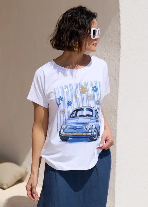 Biały T-shirt damski z nadrukiem niebieskiego retro samochodu i dekoracyjnymi kwiatami 3D, zestawiony z granatową spódnicą. Casualowy model o luźnym kroju idealny do codziennych stylizacji w letnim, miejskim stylu.